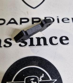 Preview: Zündapp Kabelklemme / Zugentlastung für Typ 517 / 529 / 530 mit rundem Doppel-Tachogehäuse Ersatzteilenummer: 517-16.384